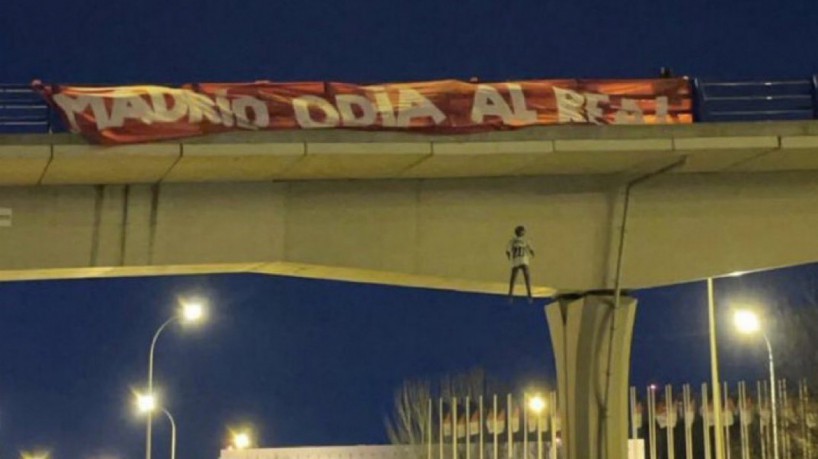 Boneco com camisa de Vinícius Jr aparece enforcado em ponte em Madri