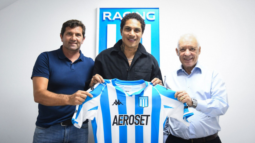 Paolo Guerrero em apresentação no Racing, da Argentina