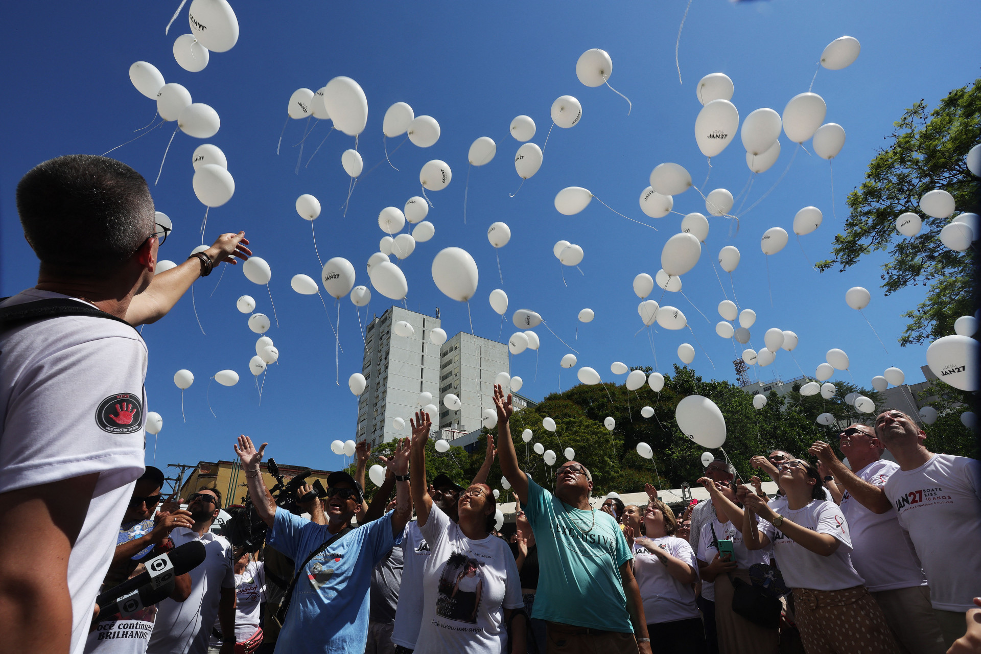 Famílias soltam balões brancos durante homenagem 
às vítimas e sobreviventes do incêndio na boate Kiss (Foto: SILVIO ÁVILA/AFP)