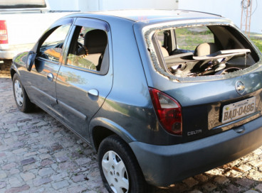 Veículos utilizados por bandidos e buracos de bala espalhados pela cidade de Milagres apos tragédia 