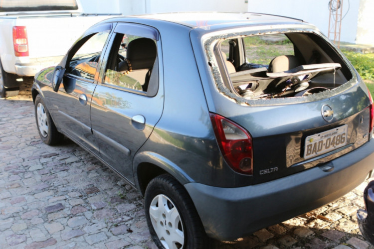 Veículos utilizados por bandidos e buracos de bala espalhados pela cidade de Milagres apos tragédia