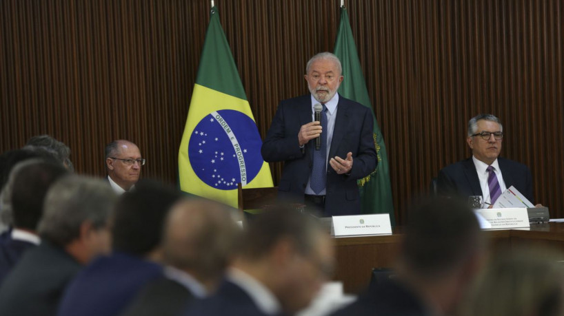 O presidente Luiz In&aacute;cio Lula da Silva se re&uacute;ne com os governadores dos 26 estados e do Distrito Federal