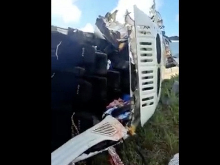 Van que transportava pessoas de Fortaleza para Quixelô ficou destruída após acidente em Solonópole, no Ceará 