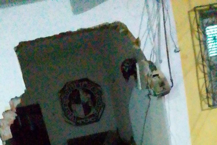 Frente de residência no bairro Vila União fica destruída após colisão de carro