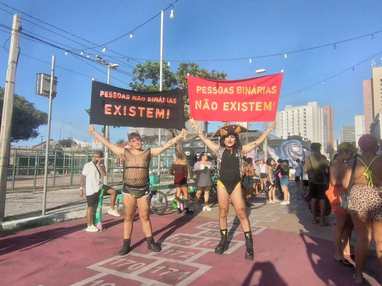 Artistas Arrudas Maria e Levi Banida (da esquerda para a direita).