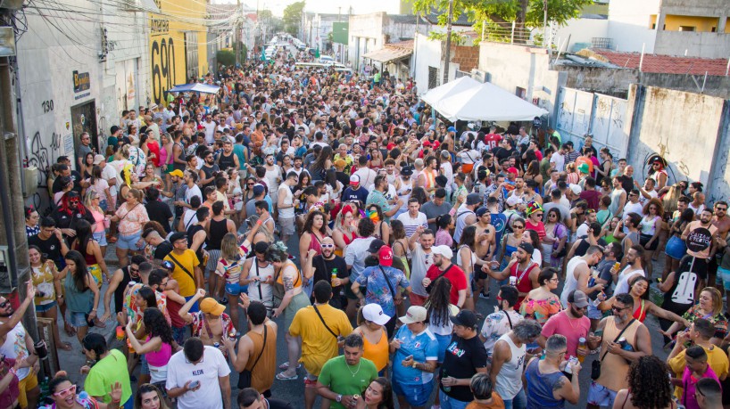 ￼ Bloco reuniu centenas de pessoas na José Avelino 