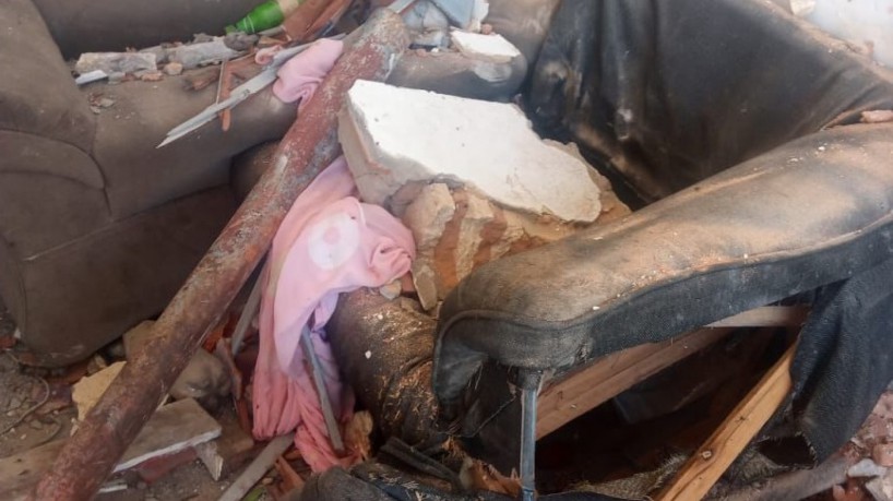 Morador da casa estava deitado no sofá e foi atingido pelo carro e pelos escombros da parede da frente da casa, no bairro Vila União