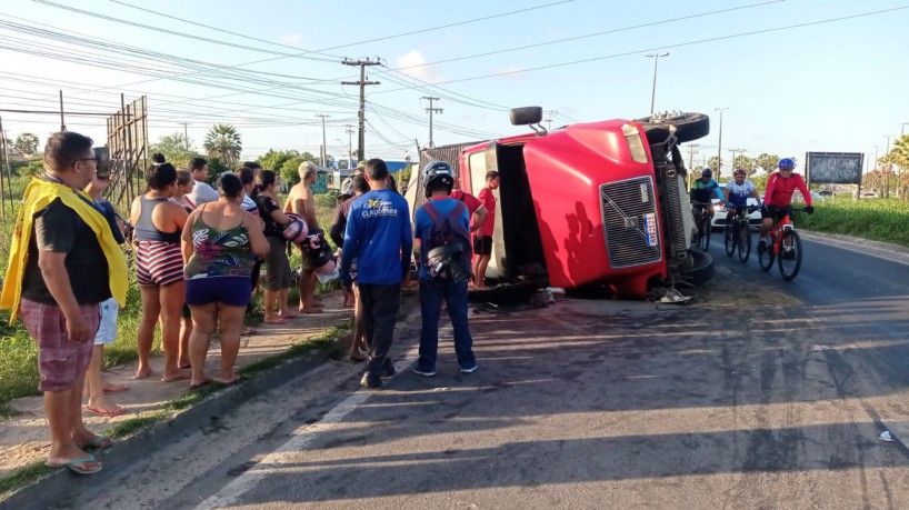Caminhão tombou na CE-060 na Região Metropolitana de Fortaleza no sábado, 28(foto: Via WhatsAp...