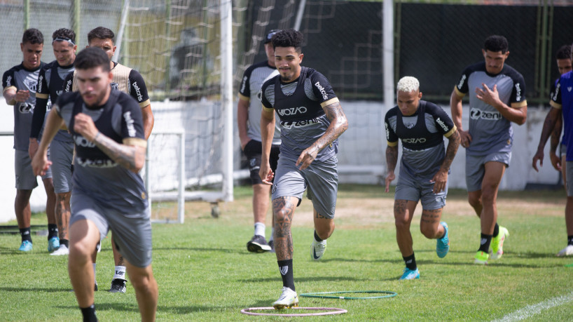Atletas do Ceará em treinamento no estádio Carlos de Alencar Pinto, em Porangabuçu