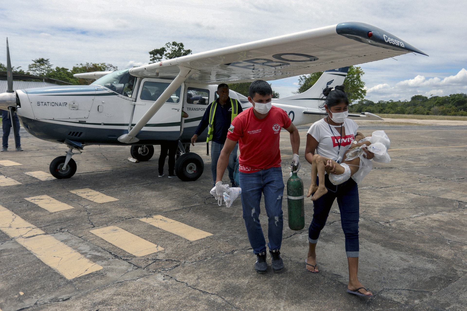 Os casos de desnutrição e malária na região dispararam nas últimas semanas em território Yanomami; Lula declarou emergência de saúde (Foto: MICHAEL DANTAS/AFP)