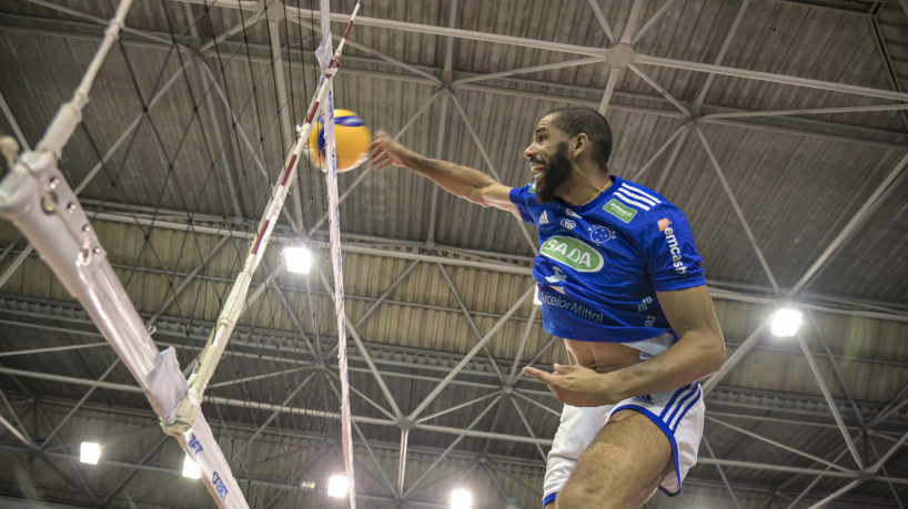 Oposto Wallace em jogo do Sada Cruzeiro pela Superliga de vôlei