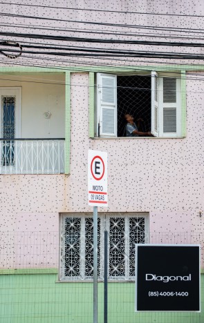 A construtora Diagonal comprou a última residência da Avenida Beira Mar, que será demolida(Foto: Samuel Setubal/Especial para O Povo)
