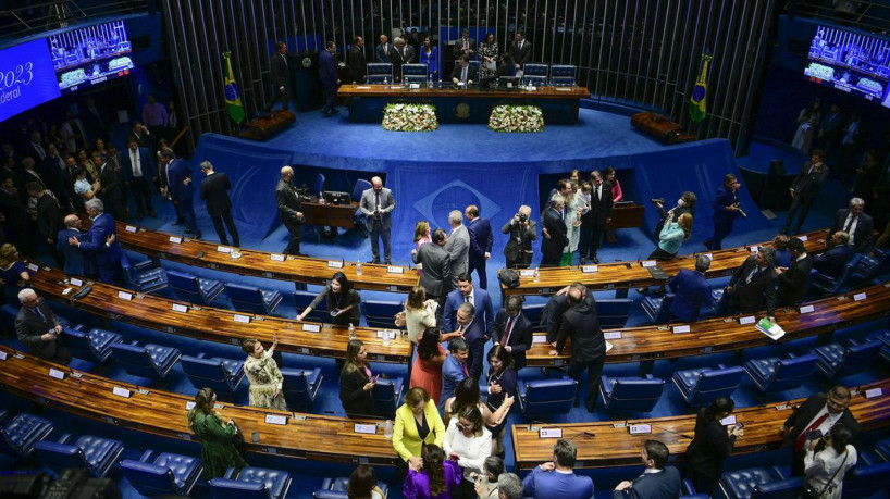 Senadores tomam posse em sessão rápida