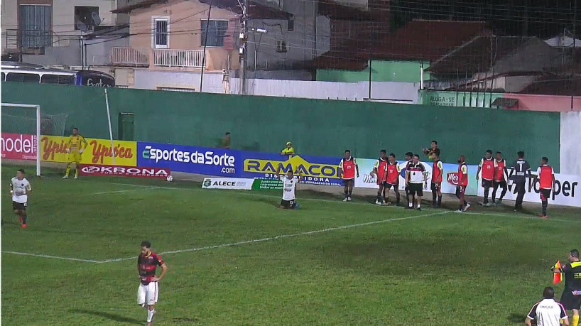 Zaza comemora terceiro gol para o Caucaia diante do Guarani-J pelo Campeonato Cearense.