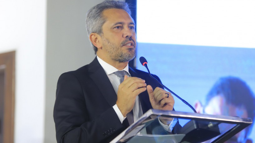 Governador Elmano de Freitas assinou a universalização do saneamento em cerimô...