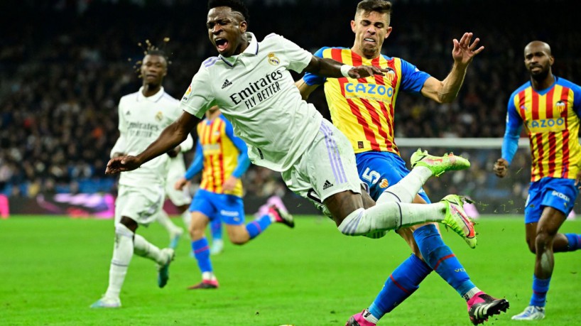 Vinicius Jr sofre falta dura em partida contra o Valencia