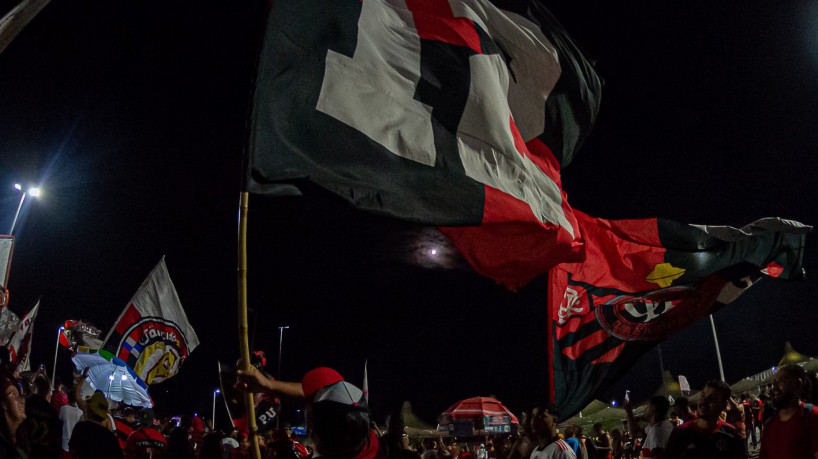 Torcida do Flamengo faz festa antes de embarque do time para Marrocos 