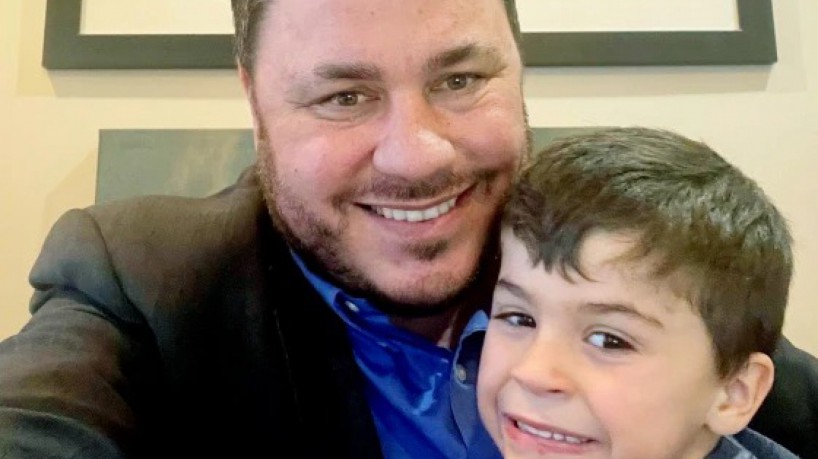 Pai se surpreendeu depois que viu grande quantidade de comida chegando em sua casa