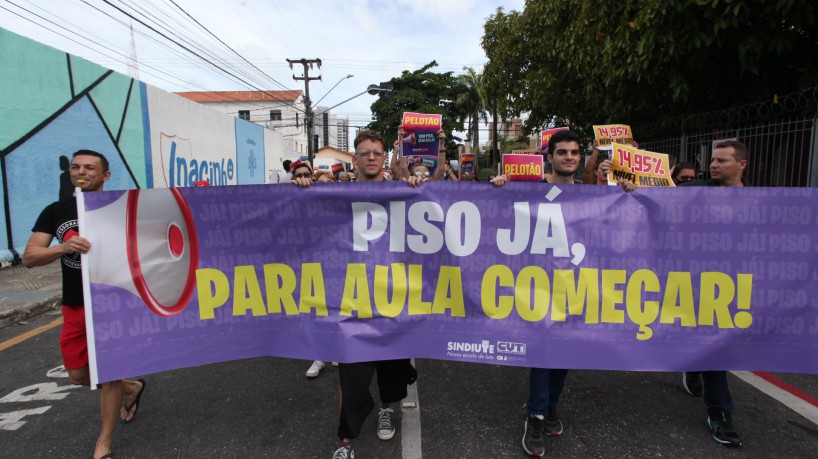 ￼PROFESSORES defendem aumento real para o piso nacional do magistério