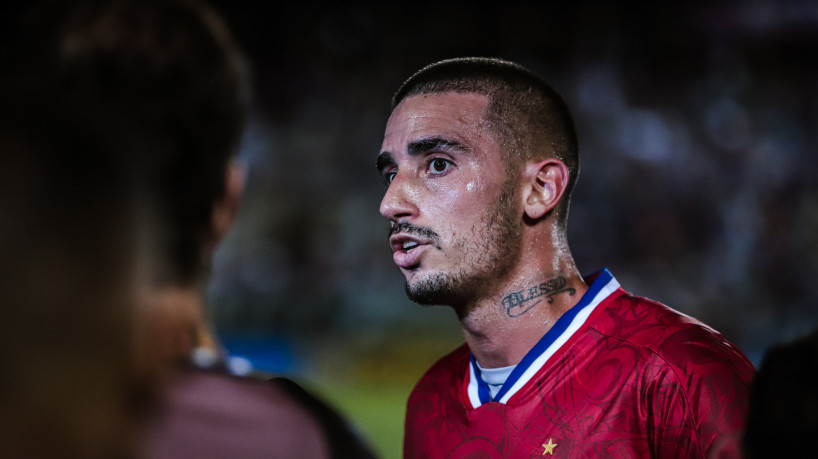 Atacante Thiago Galhardo no jogo Fortaleza x Campinense, no PV, pela Copa do Nordeste 2023