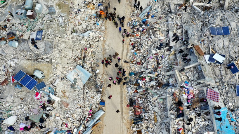 Esta vista aérea mostra residentes em busca de vítimas e sobreviventes em meio aos escombros de...