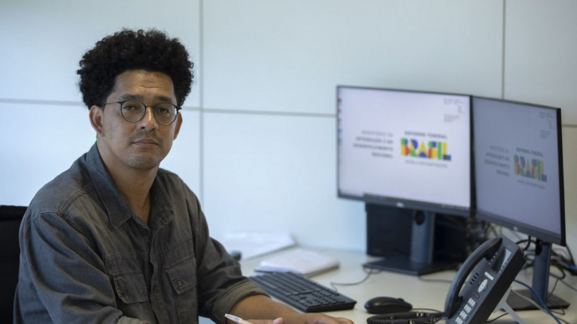 BRASêLIA (BRASIL), 02/02/2023. - O Secretaria Nacional de Pol’ticas para Territ—rios PerifŽricos, Guilherme Sim›es Pereira posa para fotografia ap—s conceder uma entrevista para Agencia Brasileira de Noticias (EBC) em seu gabinete no Ed.  Celso Furtado em Brasilia (Brasil).Foto: EBC/JoŽdson Alves. 