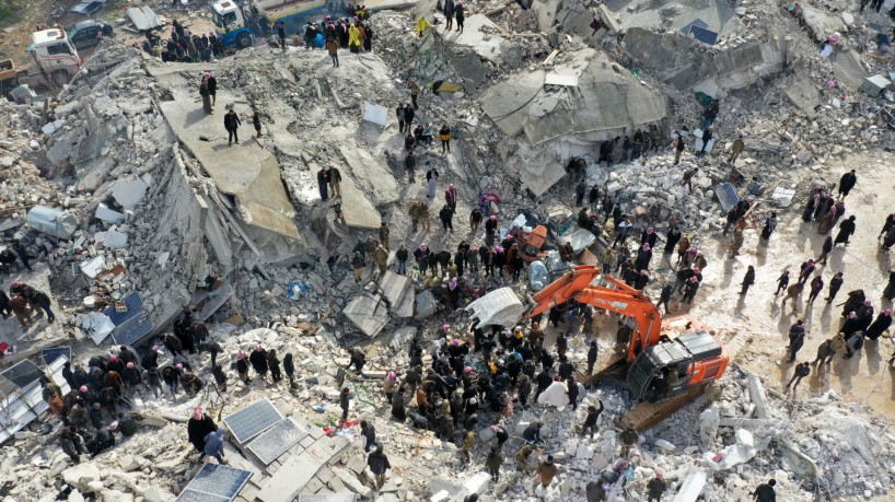Busca por sobreviventes do terremoto na Síria, perto da fronteira com a Turquia(foto: OMAR...