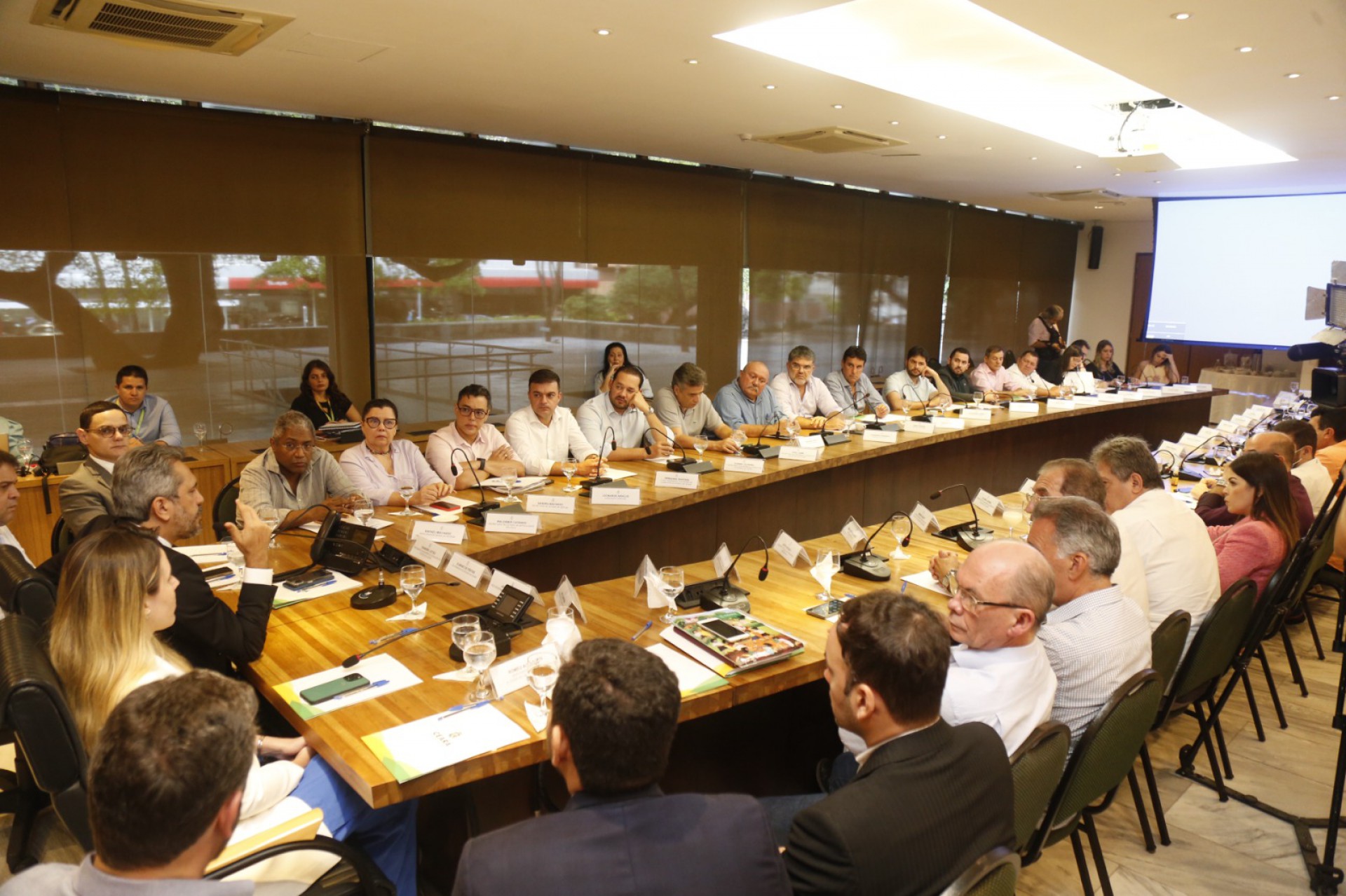 ￼Elmano em reunião com deputados, secretários e a vice, Jade Romero (Foto: Reprodução / Twitter / Elmano de Freitas)