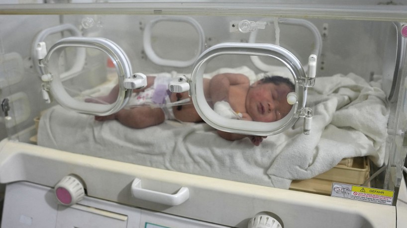 Um bebê recém-nascido que foi encontrado ainda amarrado pelo cordão umbilical...