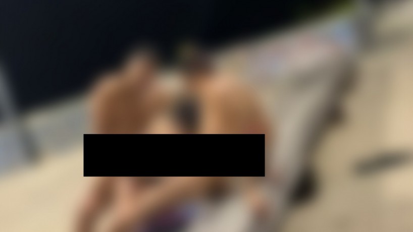 Dois homens e uma mulher foram flagrados fazendo sexo no calçadão da Praia de Iracema(foto: Via...