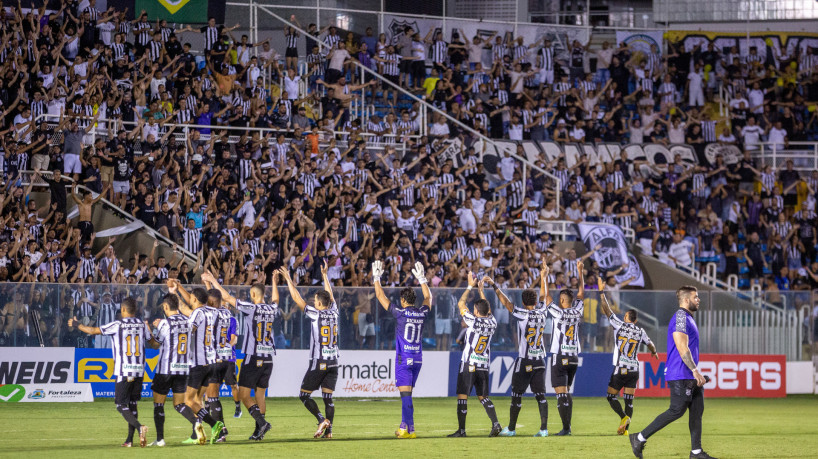 Jogadores do Ceará acenam para a torcida no jogo Ceará x Fortaleza, no PV, pelo Campeonato Cearense 2023