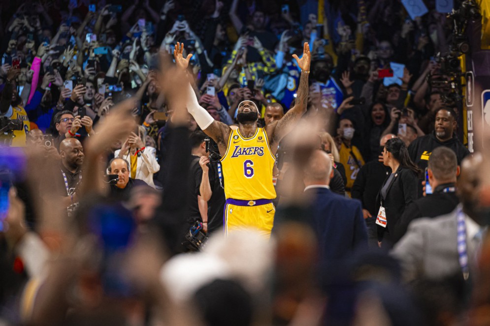 Com 38.890 pontos na carreira, LeBron James se torna maior cestinha da história da NBA(Foto: Zach Beeker / NBAE / Getty Images via AFP)