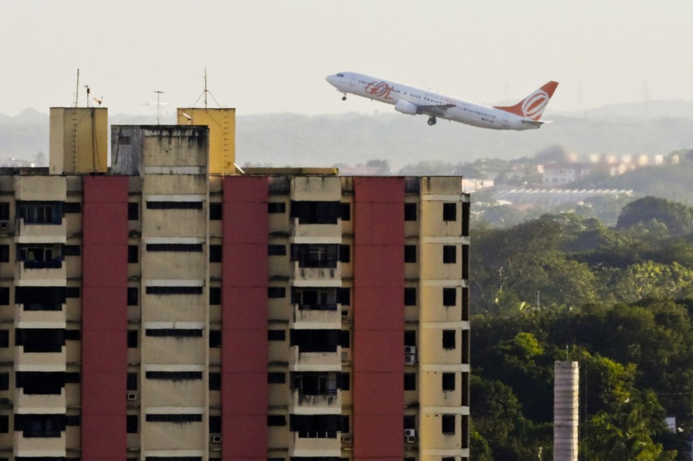 Altura dos prédios é definida a partir do raio de aproximação da cabeceira da pista do aeródromo da cidade. Em Fortaleza, prédios com 70 metros precisam estar a pelo menos 1km de distância do Aeroporto Pinto Martins(Foto: FCO FONTENELE)