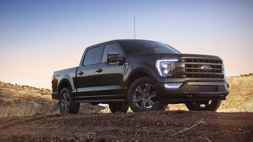 A F-150 2023 será oferecida nas versões Lariat e Platinum, ambas equipadas com motor V8 5.0, transmissão automática de 10 marchas, tração 4x4, pacote off-road FX4 e oito modos de condução.