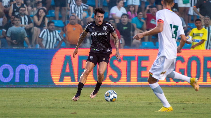 Meia Jean Carlos no jogo Ceará x Sampaio Corrêa, no PV, pela Copa do Nordeste 2023