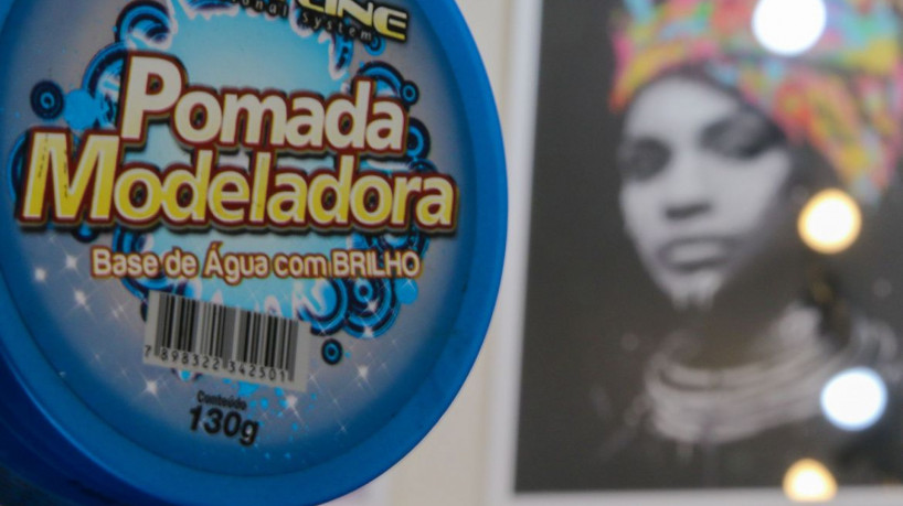 A cabelereira e trocologista Rosi Ribeiro conversa com a Agência Brasil sobre o uso de pomadas capilares e os perigos de alguns cosméticos