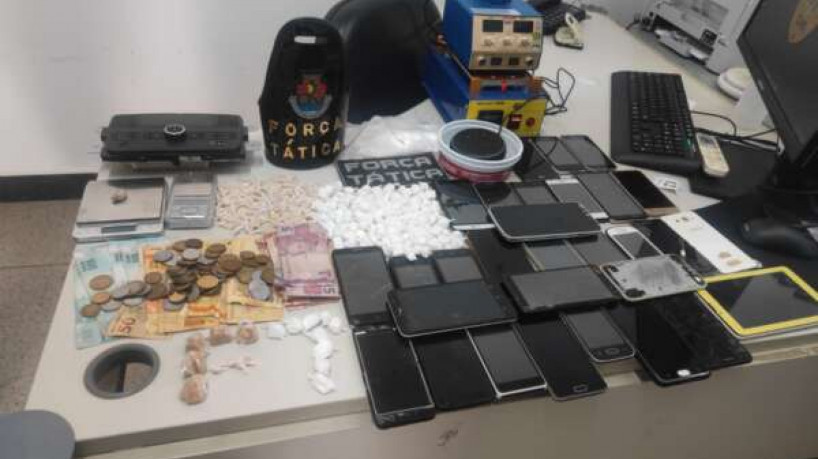 No estabelecimento onde o homem foi encontrado, policiais encontraram também dinheiro trocado e balanças de precisão