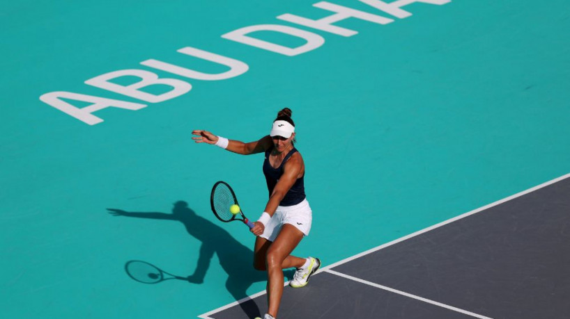 Atleta Bia Haddad durante disputa do WTA 500 de Abu Dhabi 
