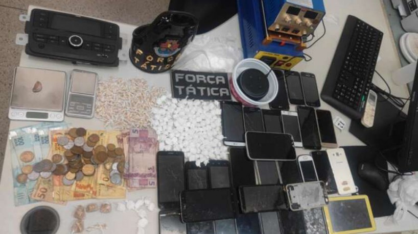 Um homem foi preso pela Polícia Militar do Estado do Ceará por suspeita de tráfico de drogas. Celulares foram apreendidos durante a ação.