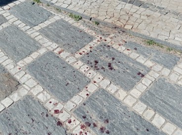 No dia seguinte, no local do crime, havia marcas de sangue 