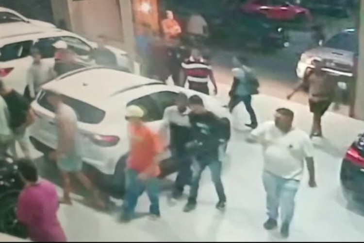 Grupo de mais de 20 pessoas teria roubados uma série de carros de loja de veículos em Fortaleza