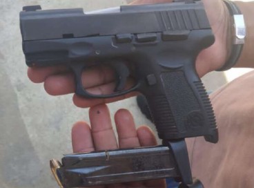 Pistola usada por homem suspeito de participação na chacina que deixou quatro mortos em Ibicuitinga  