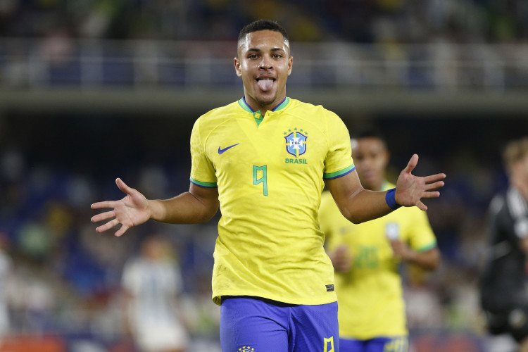 Atacante Vitor Roque comemora gol em jogo da seleção brasileira no Sul-Americano sub-20