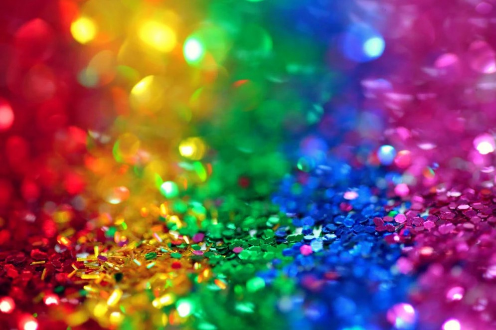 Glitter &eacute; um item popular no Carnaval. Saiba como usar glitter e tintas de forma segura para a pele a sa&uacute;de como um todo 
