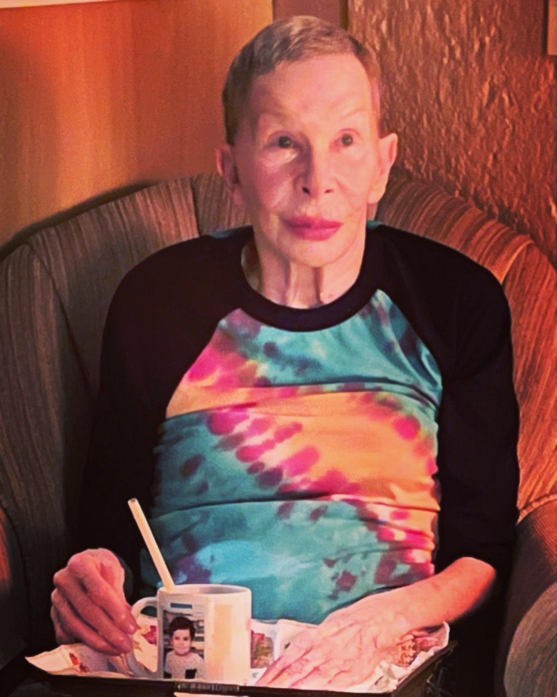 Rita Lee aparece após tratamento do câncer de pulmão nas redes sociais de Roberto de Carvalho 