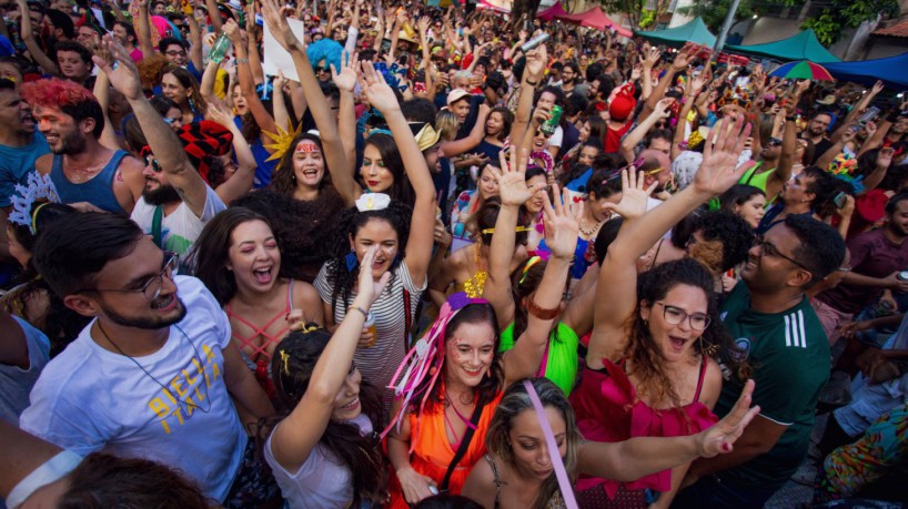 Foliões precisam atentar aos horários de funcionamento de estabelecimentos comerciais 
