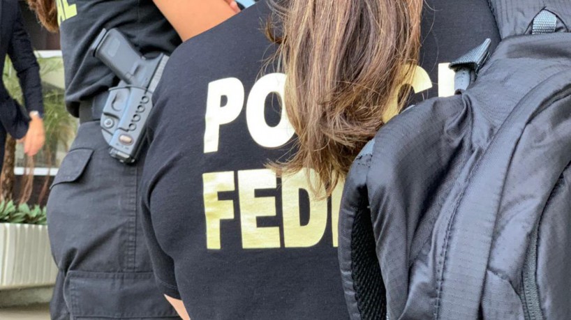 Operação da PF cumpre mandado de busca e apreensão no bairro Siqueira, em Fortaleza 