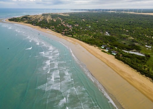 Vista a&eacute;rea da comunidade de Moitas, distrito de Amontada, e do rio Aracatia&ccedil;u