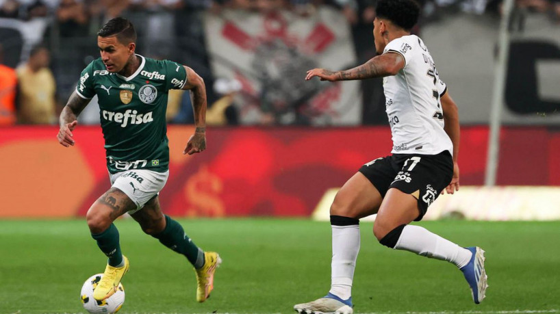 O jogador Dudu, da SE Palmeiras, disputa bola com o jogador Du Queiroz, do SC Corinthians P, durante partida válida pela vigésima segunda rodada, do Campeonato Brasileiro, Série A, na Neo Química Arena. (Foto: Cesar Greco)