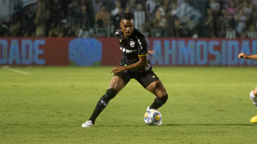Volante Caíque no jogo Ceará x Sport, no PV, pela Copa do Nordeste 2023